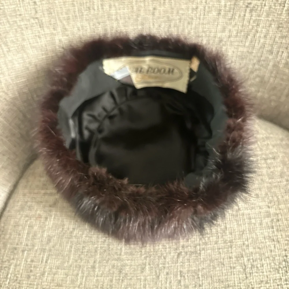 Vintage oval room round, dark brown mink hat small